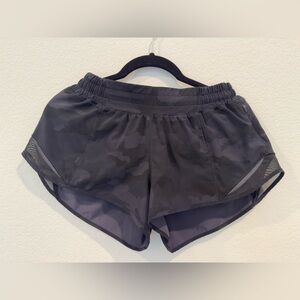 Lululemon Hotty Hot Low Rise Lined Short 2.5” in Camo Deep Coal, Size 6
